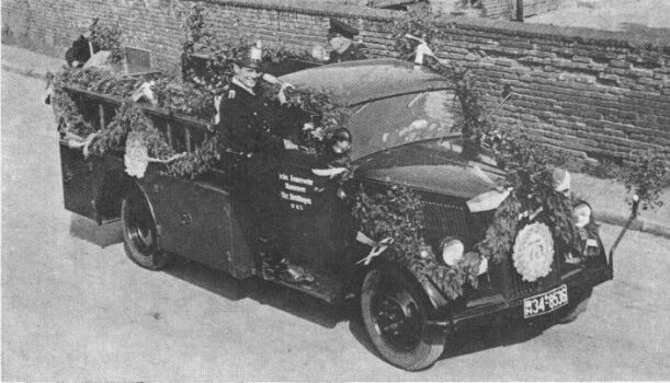Opel-Blitz-Fahrzeug mit tragbarer Spritze